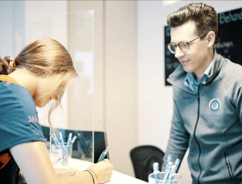 Anmeldung Patientenservice Patientin und Mitarbeiter CORPORE Penzberg